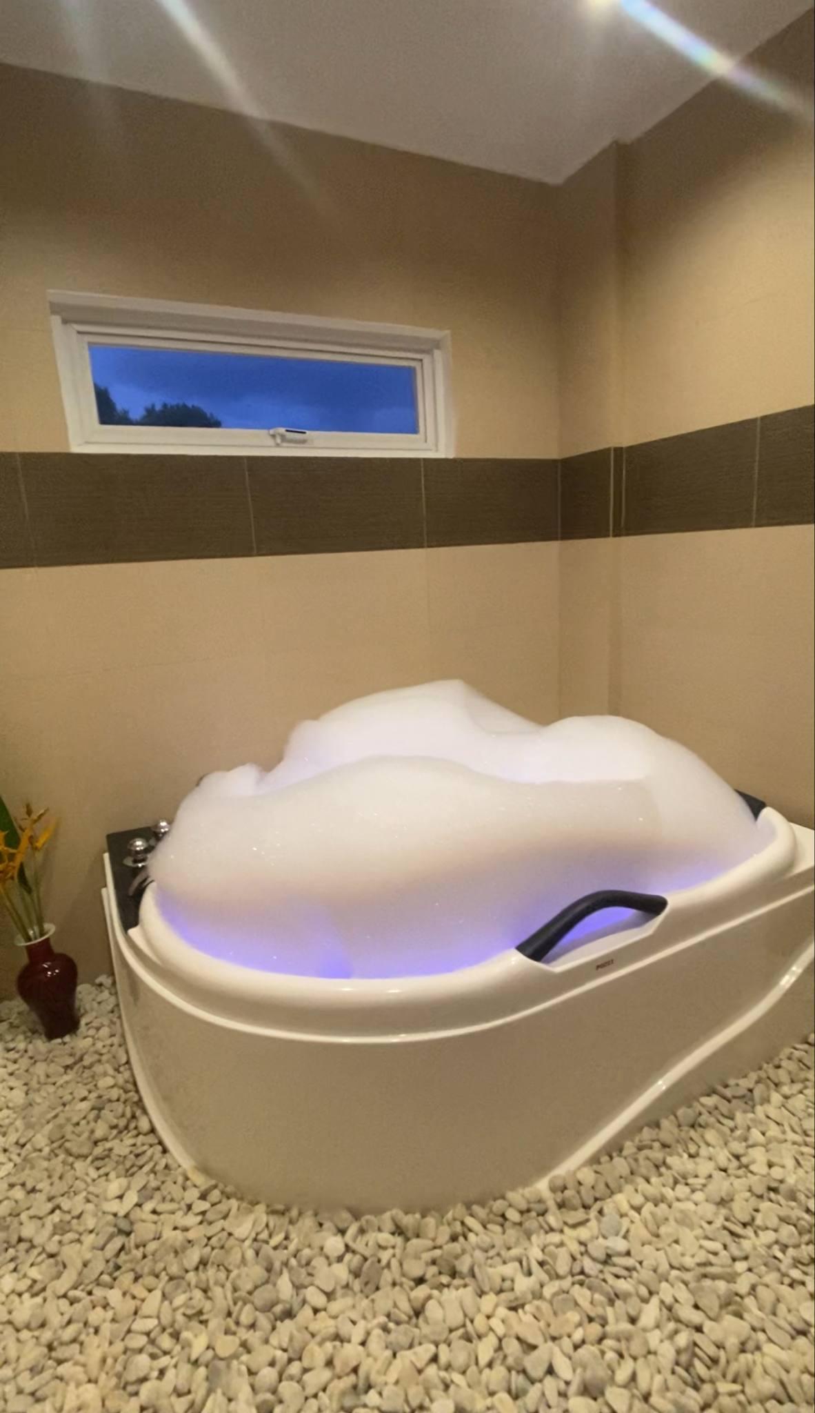 Bubble spa experience in the Suite SPA Room