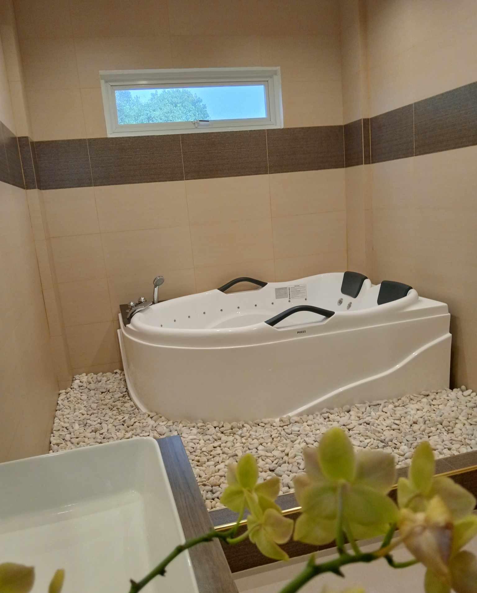 Jacuzzi detail in the spa suite